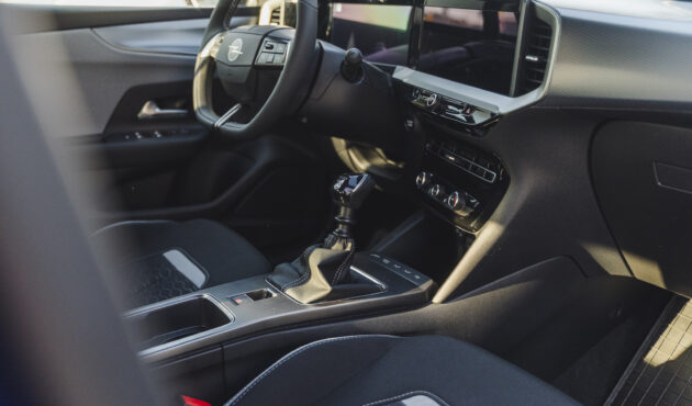 Cyfrowy kokpit Opel Pure Panel i skórzana kierownica wielofunkcyjna w Oplu Mokka w Bielsku-Białej