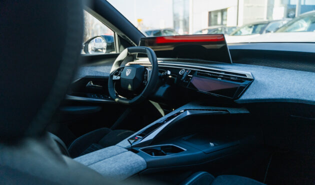 Nowy Peugeot 5008 – kompaktowa, spłaszczona kierownica multimedialna z nowym logo marki w autoryzowanym salonie Waro Bielsko-Biała.