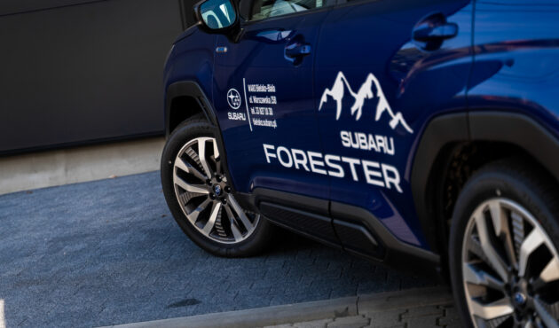 bliżenie na aluminiową felgę i oponę Bridgestone w niebieskim Subaru Forester – dwukolorowa felga i napęd 4x4 w Salonie Waro