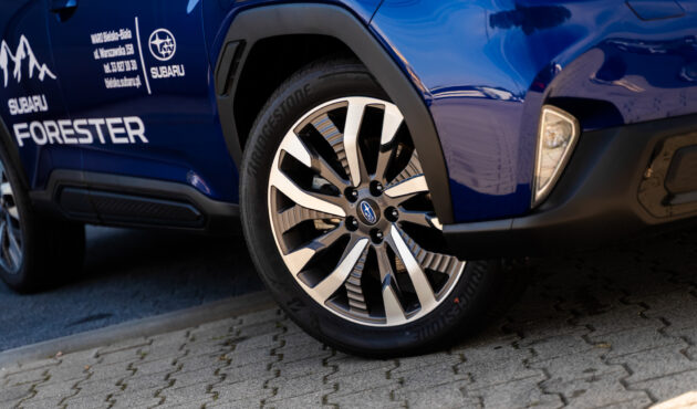 Zbliżenie na dwukolorową felgę aluminiową i oponę Bridgestone w nowym Subaru Forester w Salonie Waro