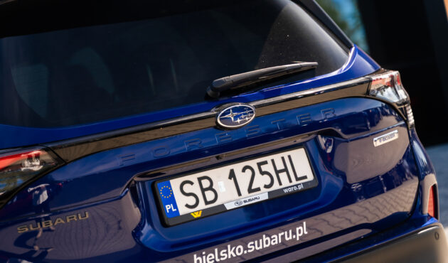Niebieskie Subaru Forester z napędem e-BOXER widoczne od tyłu – rodzinny SUV z Salony Samochodowe Waro w Bielsku-Białej