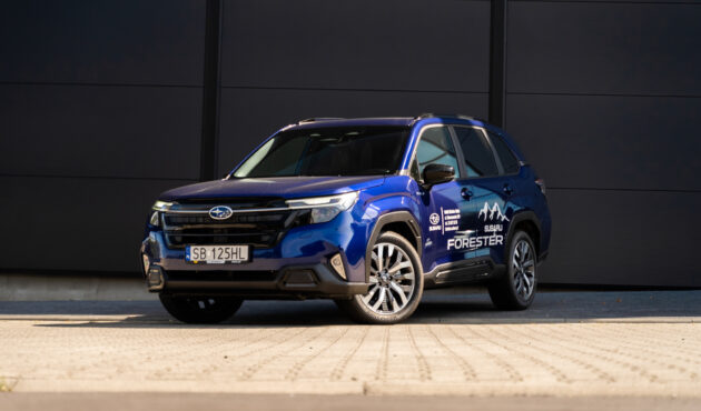 Niebieskie nowe Subaru Forester - przedni profil SUVa z napędem 4x4 przed salonem Subaru Waro w Bielsku-Białej
