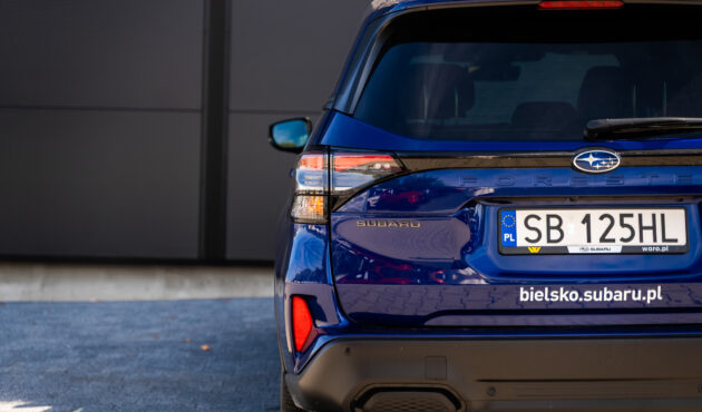 Tył nowego Subaru Forester w kolorze niebieskim z widocznym logo Subaru oraz tablicą rejestracyjną Waro Bielsko-Biała.