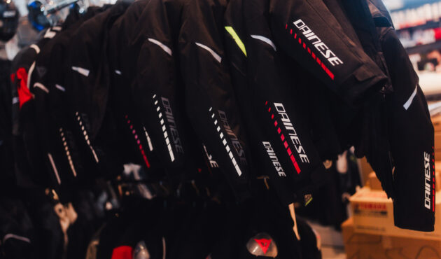 Półka z profesjonalnymi butami motocyklowymi i sportowymi Dainese w sklepie Wawrosz Bielsko-Biała